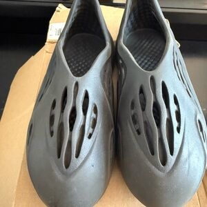 Yeezy Kids Shoes Slippers in Dark Gray